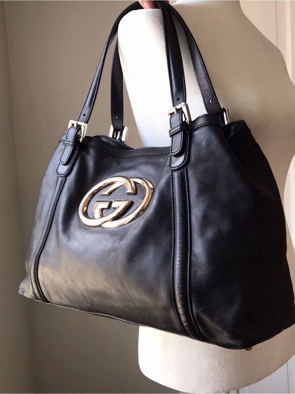 Gucci Black Leather Shoulder Bag with Gold Double G Emblem